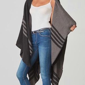 NWT B B DAKOTA WRAP/PONCHO